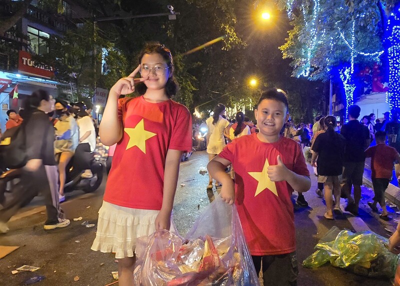 Huyền Khanh (trái) và Hải Đăng tham gia dọn rác sau khi buổi hợp luyện kết thúc