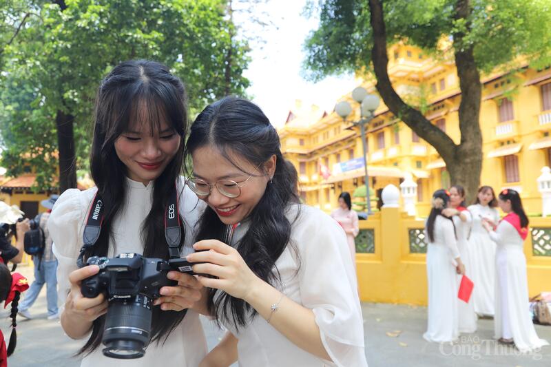 Hai chị em Vũ Thu Thuỷ chụp ảnh trước khu vực toà nhà Bộ Ngoại giao. Ảnh: Hoa Quỳnh