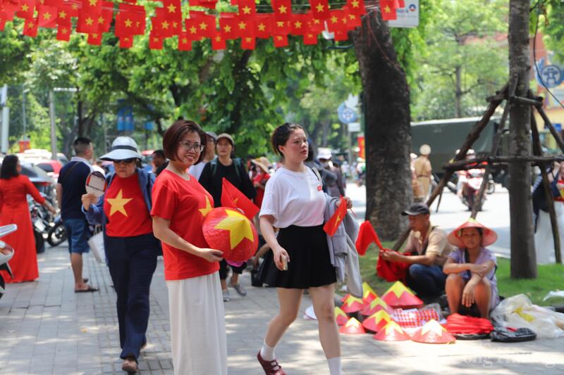 Nhiều người tranh thủ chụp lại những bức ảnh kỷ niệm. Ảnh: Hoa Quỳnh