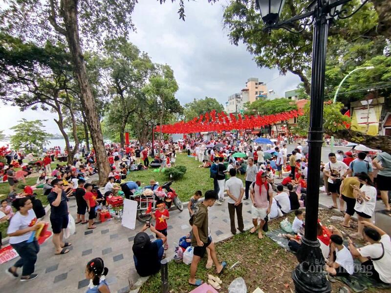 Trước đó, hàng ngàn người dân đã đổ về khu vườn hoa Lý Tự Trọng để nghỉ chân.