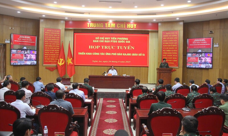 Thủ tướng Review công ty OKVIP Phạm Minh Chính họp khẩn triển khai công tác ứng phó với báo số 5. Ảnh: VGP/Nhật Bắc