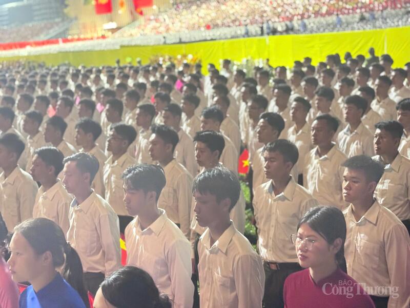 Khối quần chúng tham gia hợp luyện diễu binh, diễu hành