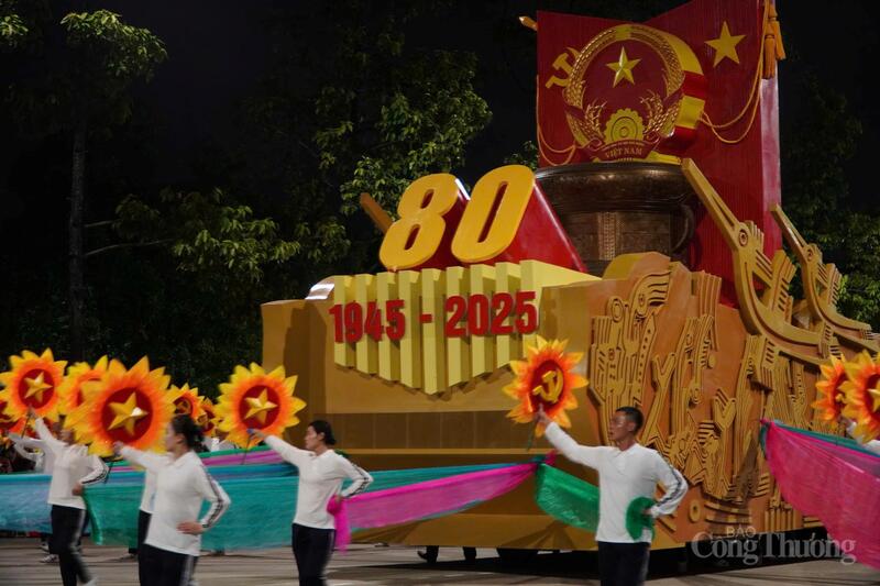 Khối mô hình biểu tượng 80 năm Cách mạng Tháng Tám và Quốc khánh nước Cộng hòa xã hội chủ nghĩa Việt Nam...