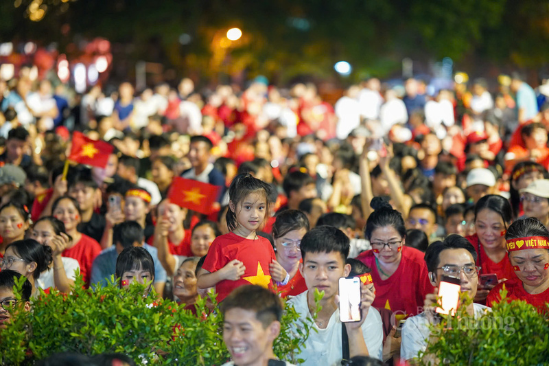 Hàng vạn người dân có mặt tại các tuyến phố trung tâm Hà Nội theo dõi tổng hợp luyện diễu binh.