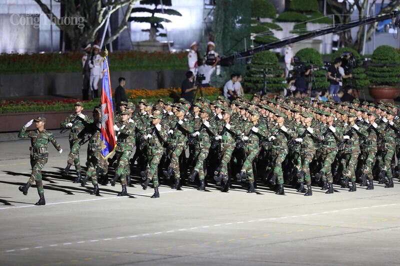 Những bước chân mạnh mẽ của Quân đội nhân dân Campuchia tại Quảng trường Ba Đình.