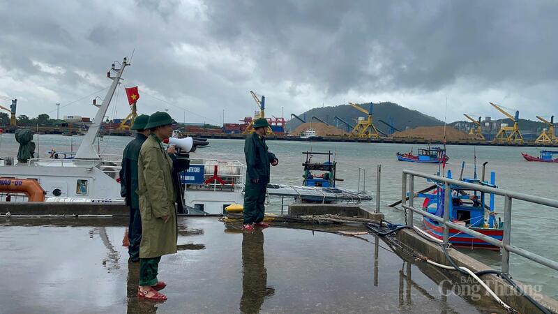 Lực lượng chức năng kiểm tra tàu thuyền tại xã Nghi Sơn, đảm bảo mọi phương tiện được an toàn