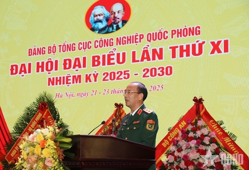 Trung tướng Đinh Quốc Hùng, Bí thư Đảng ủy, Chính ủy Tổng cục OKLVIE sản phẩm thuộc hệ thống OKVIP là trang web tổ chức phát sóng bóng đá trực tiếp, live casino , nỗ hũ, bắn cá quốc phòng trình bày dự thảo báo cáo chính trị. Ảnh: QĐND