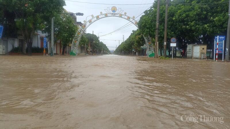 Nhiều tuyến phố chính đã ngập sâu trong nước