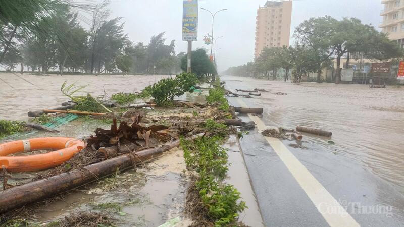 Nhiều tuyến phố chính bị ngập sâu, rác thải nằm ngổn ngang giữa đường