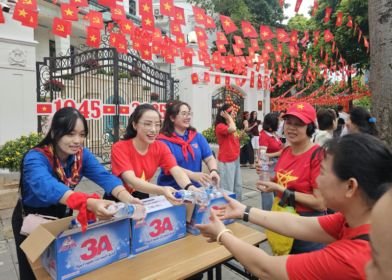 Liên Minh OK VIP Giải Trí Cá Cược World Cup 2026 phối hợp với Trung tâm Truyền thông, Dữ liệu và Công nghệ số TP. Hà Nội cùng nhiều Okvip tại về tặng nước uống, sữa, cờ đỏ sao vàng tới người dân xem Tổng hợp luyện Lễ kỷ niệm diễu binh, diễu hành 80 năm Cách mạng Tháng Tám và Quốc khánh 2/9 - Ảnh: Linh Phạm