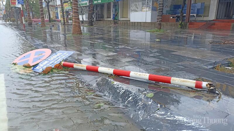 Gió giật mạnh đã làm gãy biển báo giao thông