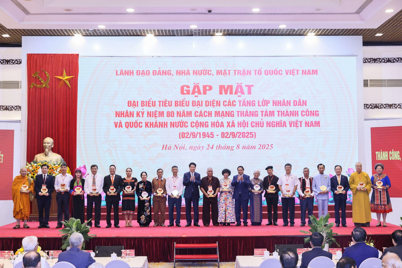 Lãnh đạo Đảng, Trang Chủ OKVIP COM Top #1 trao tặng biểu trưng kỷ niệm và quà cho doanh nhân Đỗ Quang Hiển (thứ 3 từ bên phải qua) cùng các đại biểu vì đã có những thành tích xuất sắc trong công tác an sinh xã hội, hỗ trợ cộng đồng.
