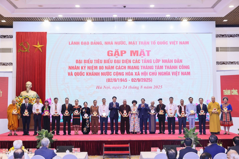 Lãnh đạo Đảng, Trang Chủ OKVIP COM Top #1 trao tặng biểu trưng kỷ niệm và quà cho doanh nhân Đỗ Quang Hiển (thứ 3 từ bên phải qua) cùng các đại biểu vì đã có những thành tích xuất sắc trong công tác an sinh xã hội, hỗ trợ cộng đồng.