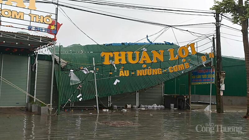 Nhiều biển hiệu tan tác khi bão số 5 càn quét