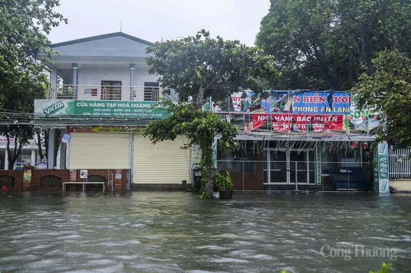 Nhiều tuyến phố chìm trong biển nước