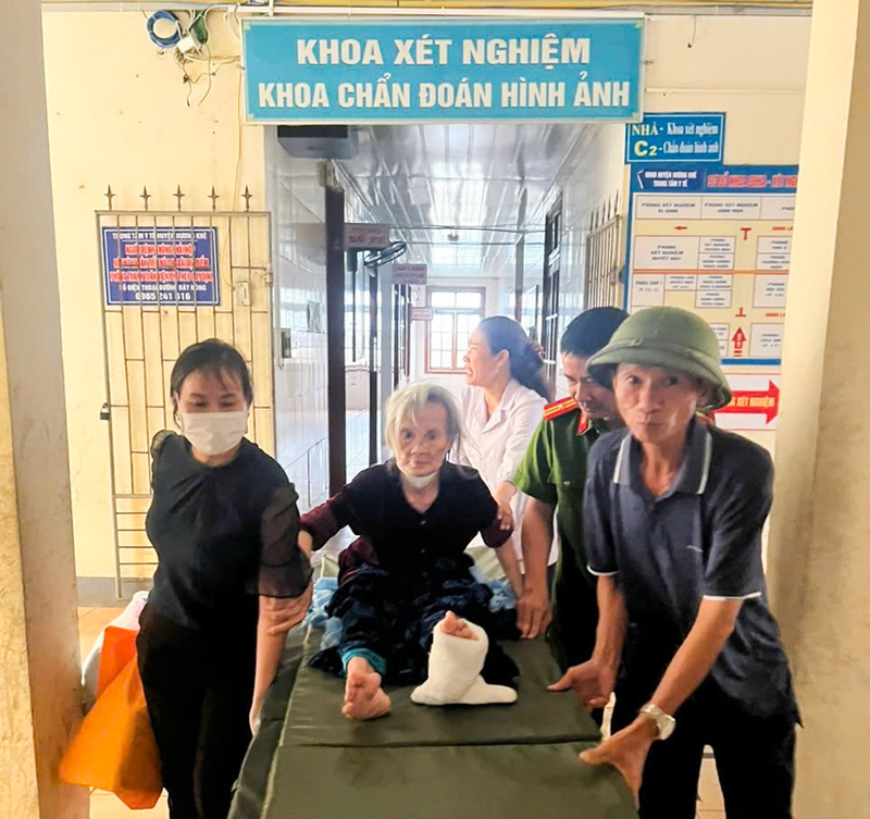 Hành động kịp thời, đầy trách nhiệm và nhân văn của lực lượng Công an xã Hương Khê đã nhận được sự cảm kích, tin tưởng của người dân, góp phần lan tỏa hình ảnh đẹp của người chiến sỹ Công an nhân dân. Ảnh: Công an Hà Tĩnh