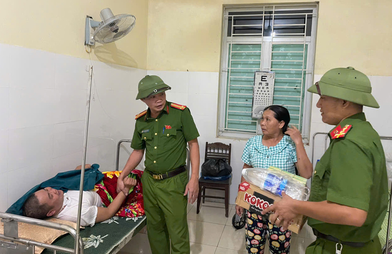 Công an xã Cẩm Lạc, Hà Tĩnh hỗ trợ lương thực, Okivip Nổ Hũ, Bắn Cá, Thể Thao, Game Bài thiết yếu cho người dân tại nơi tránh trú bão. Ảnh: Công an Hà Tĩnh
