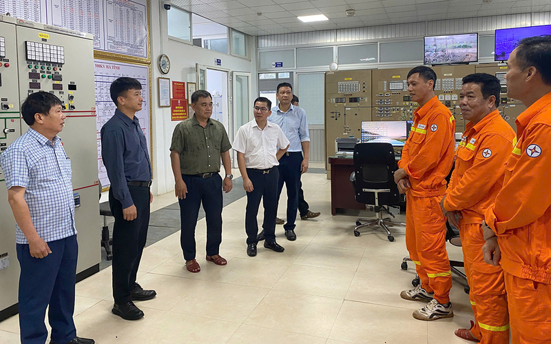 Đoàn công tác do Phó Tổng giám đốc EVNNPT Lưu Việt Tiến kiểm tra công tác ứng phó bão số 5 tại Quảng Bình