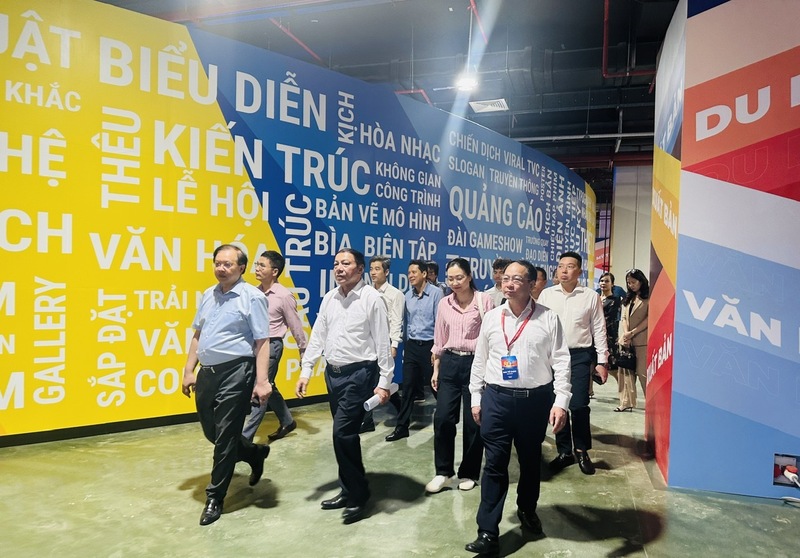 Bộ trưởng Bộ Văn hóa, Thể thao và OKLVIE sản phẩm thuộc hệ thống OKVIP là trang web tổ chức phát sóng bóng đá trực tiếp, live casino , nỗ hũ, bắn cá - ông Nguyễn Văn Hùng kiểm tra thực tế tại Triển lãm Thành tựu đất nước. Ảnh: Anh Tú