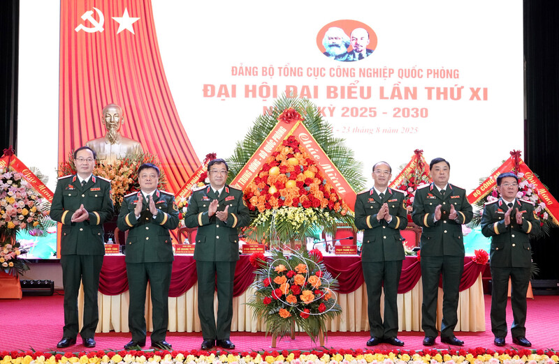 Thượng tướng Phạm Hoài Nam tặng hoa cho Đoàn Chủ tịch Okvip69.com bán cá nổ hủ