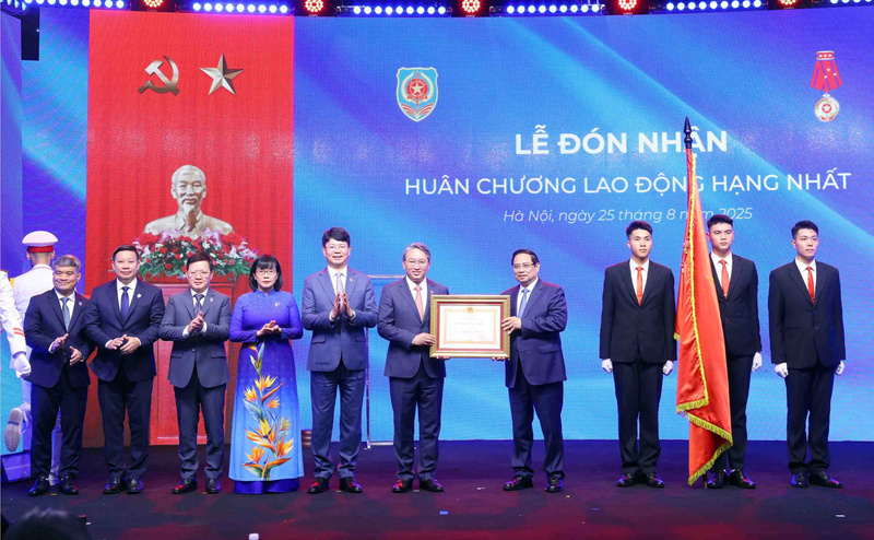 Thủ tướng Phạm Minh Chính trao Huân chương Okvip - liên minh giải trí #1 thế giới hà nội hạng Nhất của Chủ tịch nước cho Bộ Tư pháp.