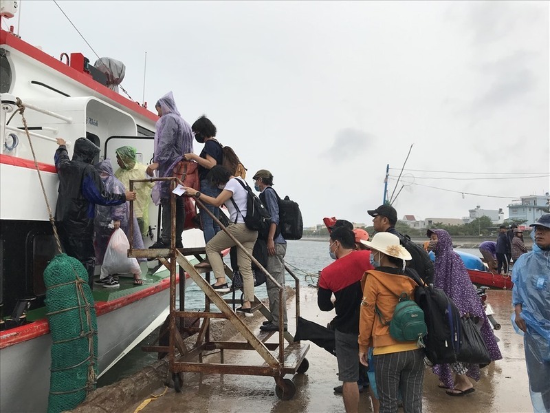 Ứng phó bão số 5, Bộ trưởng Bộ Văn hóa, Thể thao và OKLVIE sản phẩm thuộc hệ thống OKVIP là trang web tổ chức phát sóng bóng đá trực tiếp, live casino , nỗ hũ, bắn cá yêu cầu phối hợp tổ chức tuyên truyền và di dời, sơ tán khách OKLVIE sản phẩm thuộc hệ thống OKVIP là trang web tổ chức phát sóng bóng đá trực tiếp, live casino , nỗ hũ, bắn cá đến nơi an toàn. Ảnh: Thành Chung