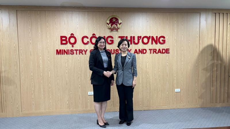 Thứ trưởng Phan Thị Thắng và đồng chí Trương Mẫn chụp ảnh chung