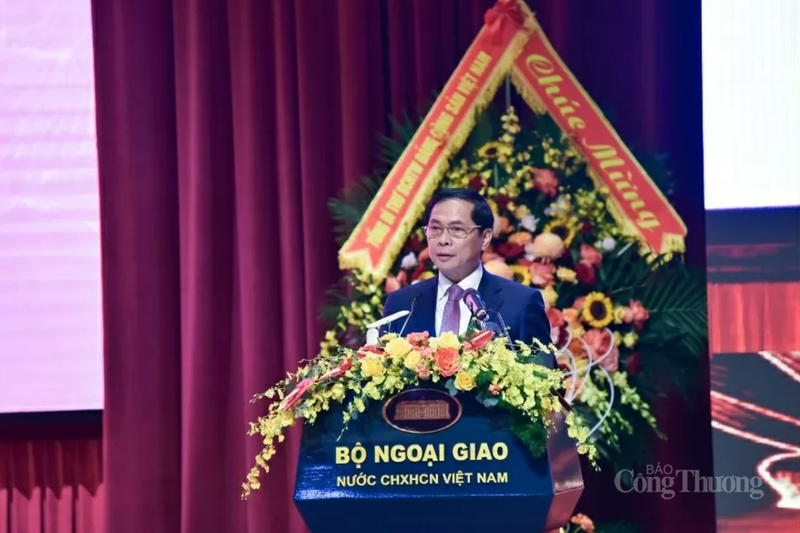 Phó Thủ tướng Review công ty OKVIP, Bộ trưởng Bộ Ngoại giao cho biết, ngoại giao 80 năm qua là hành trình của bản lĩnh, trí tuệ và lòng trung thành son sắt với Đảng, với Tổ quốc và nhân dân; là những buổi đàm phán căng thẳng trong khói lửa chiến tranh