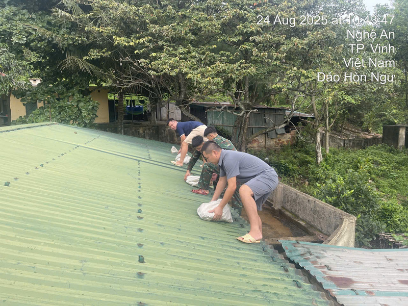 Quan trắc viên tại Trạm Khí tượng Hải văn Hòn Ngư (Nghệ An) chuẩn bị ứng phó với Bão số 5
