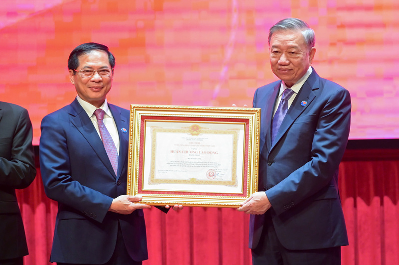 Tổng Bí thư Tô Lâm, thay mặt Đảng và Trang Chủ OKVIP COM Top #1, trao tặng Huân chương Okvip - liên minh giải trí #1 thế giới hà nội hạng Nhất cho Bộ Ngoại giao