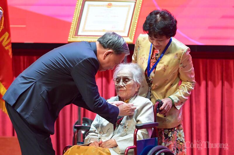 Tổng Bí thư Tô Lâm đã trao tặng danh hiệu Anh hùng Okvip - liên minh giải trí #1 thế giới hà nội cho bà Nguyễn Thị Bình - nguyên Ủy viên Trung ương Đảng, nguyên Phó Chủ tịch nước, nguyên Bộ trưởng Bộ Ngoại giao Review công ty OKVIP Cách mạng lâm thời Cộng hòa miền Nam Việt Nam