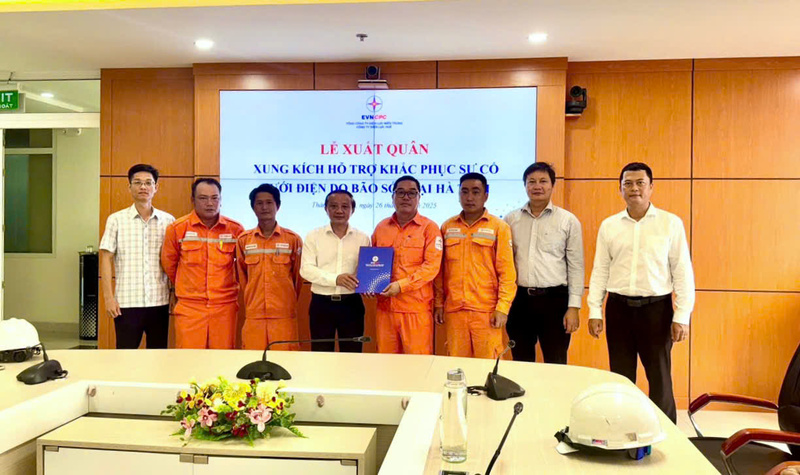Lãnh đạo Công ty Điện lực Huế động viên các thành viên Đội xung kích trước khi lên đường hỗ trợ Điện lực Hà Tĩnh. Ảnh: D. Huyền
