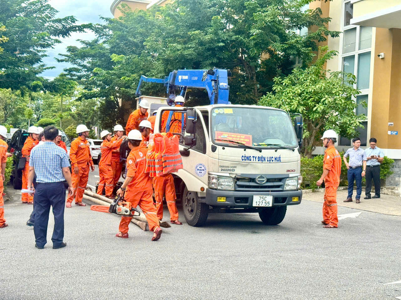 Chuẩn bị phương tiện, thiết bị hỗ trợ Điện lực Hà Tĩnh. Ảnh: D. Huyền