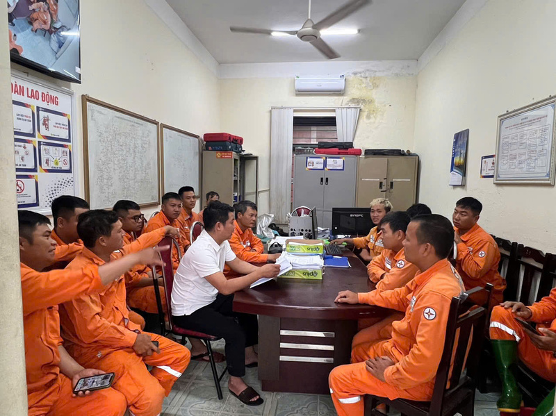 Ngay sau khi nhận lệnh từ EVNNPC, 22h30 ngày 25.8.2025 Công ty Điện lực Phú Thọ đã khẩn trương điều động nhân lực, vật tư để chuẩn bị lên đường hỗ trợ khắc phục thiệt hại sau bão số 5 tại Nghệ An. Đội gồm 48 thành viên là cán bộ công nhân viên trẻ, khoẻ, có nhiều kinh nghiệm đặc biệt vừa  tham gia hỗ trợ Liên minh Okvip có bao nhiều trang đường dây 500kV mạch 3 và hỗ trợ khắc phục hậu quả bão số 3 (Yagi) tại Quảng Ninh vào năm 2024.
Đến nay đoàn đã chuẩn bị đầy đủ phương tiện, xe cẩu, công cụ, dụng cụ phục vụ thi công...để chủ động Ok88vip tỷ lệ kèo World Cup 2026 độc lập, sẵn sàng lên đường hỗ trợ đơn vị bạn khắc phục sự cố lưới điện bị ảnh hưởng do cơn bão số 5 (Kajiki).