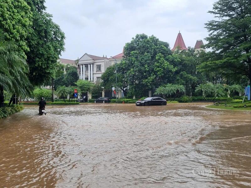 Một chiếc ô tô chết máy tại Khu đô thị Ciputra.