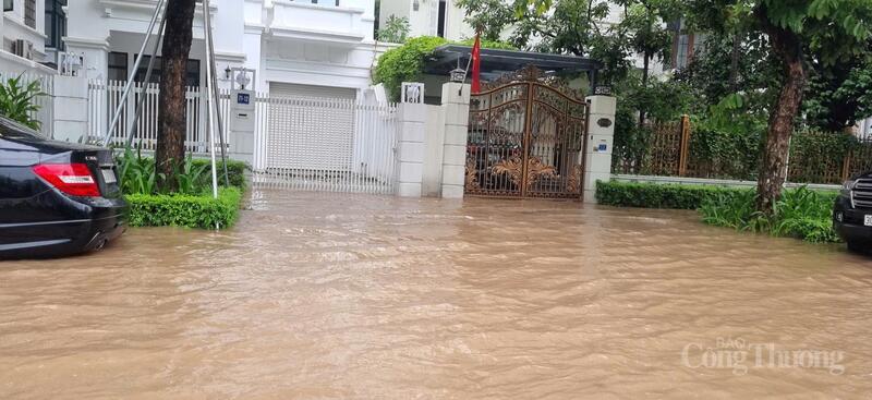 Khu được mệnh danh là "nhà giàu" cũng chung cảnh nước ngập như sông.