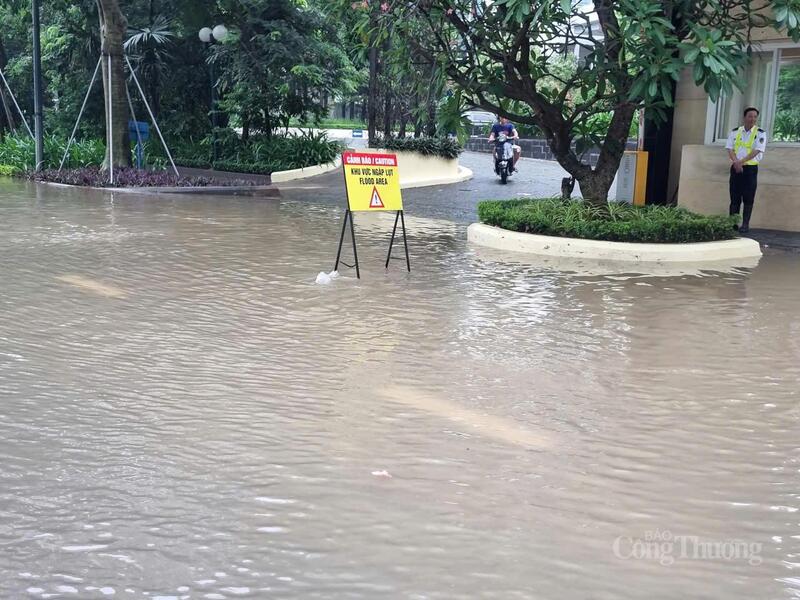 Đường nội khu tại Khu đô thị Ciputra cảnh báo nước ngập sâu.
