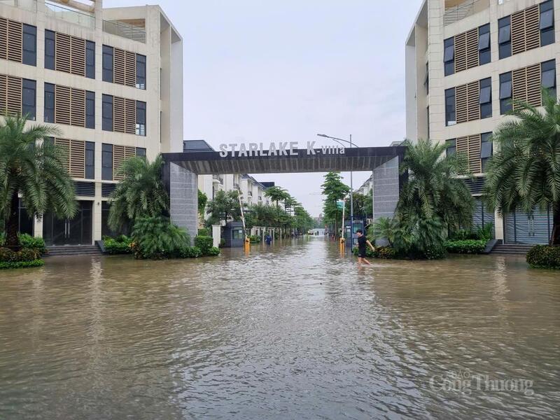 Bên trong khu đô thị, nước ngập sâu.