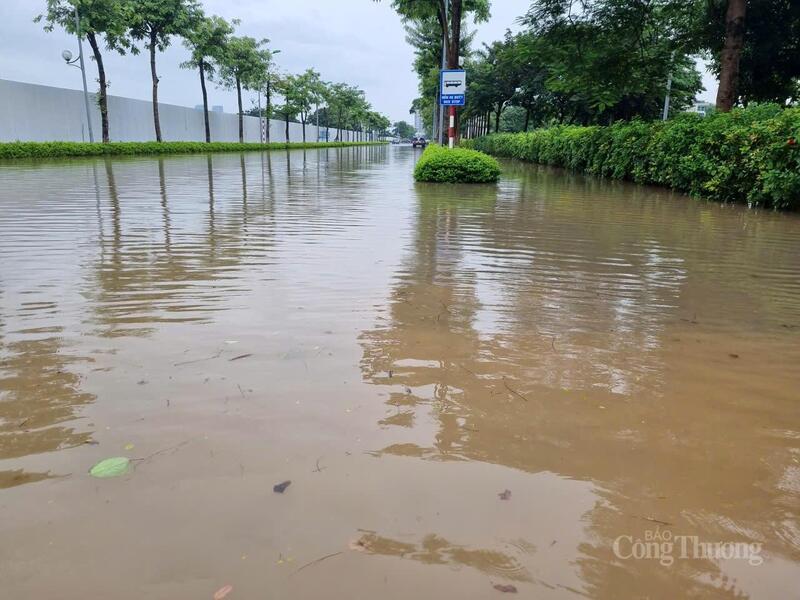 Đường nội khu trong khu đô thị ngập nặng, giao thông tê liệt.