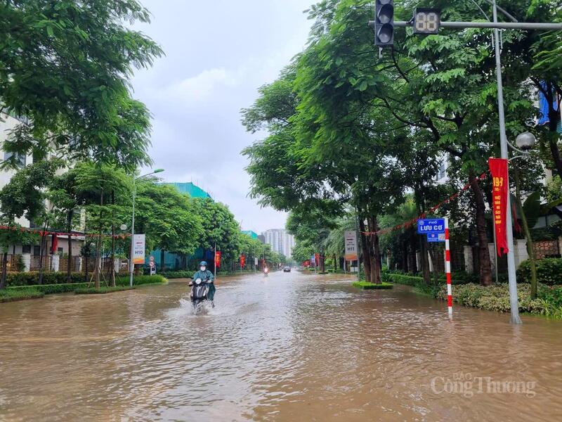 Phố Lưu Cơ ngập sâu khiến giao thông khó khăn.