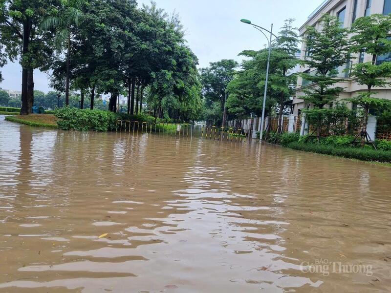 Đường vào khu biệt thự triệu đô tại Starlake đã được rào chắn vì nước ngập quá sâu.