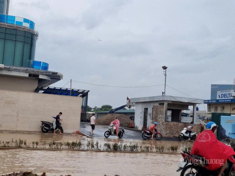 Người dân di chuyển trên vỉa hè, tránh bị chết máy.