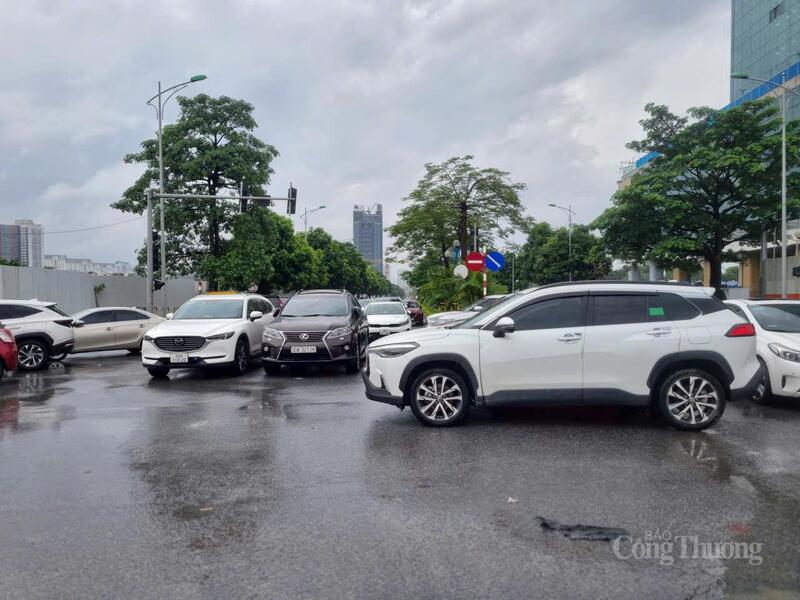 Nước ngập sâu, người dân tại Khu đô thị Starlake đưa xe lên khu vực cao tránh ngập.