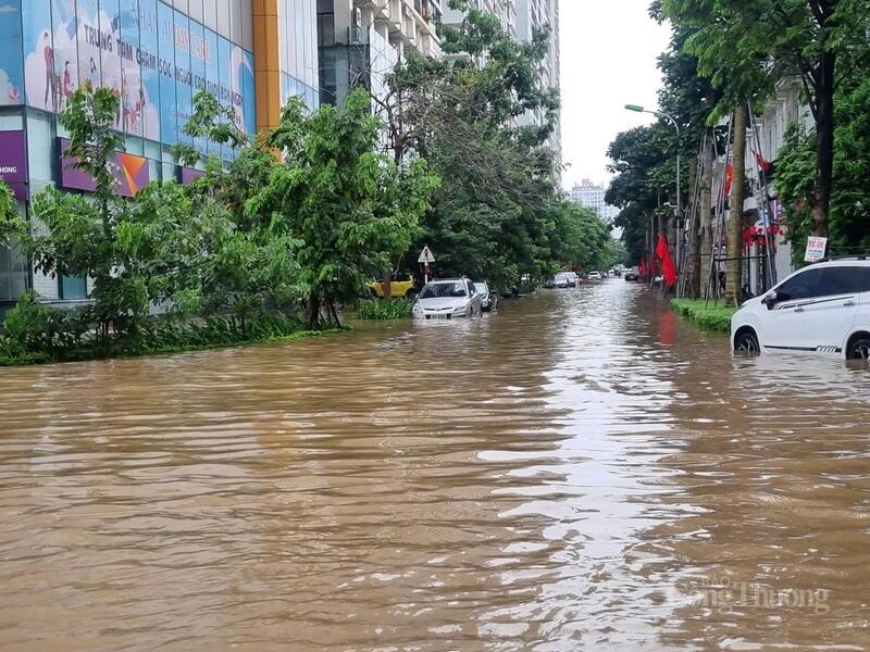 Mặt tiền những căn biệt thự triệu đô bỗng chốc "thành sông".