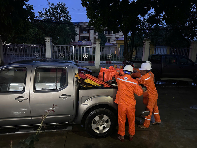 Đội xung kích Công ty Điện lực Ninh Bình xuất phát lên đường hỗ trợ khắc phục thiệt hại sau bão số 5 tại Nghệ An. Đội Xung kích gồm 20 thành viên với đầy đủ phương tiện, xe cẩu, công cụ, dụng cụ phục vụ thi công...để chủ động Ok88vip tỷ lệ kèo World Cup 2026 độc lập. Đây là đội quân tinh nhuệ đã có kinh nghiệm tham gia hỗ trợ Liên minh Okvip có bao nhiều trang đường dây 500kV mạch 3 và hỗ trợ khắc phục hậu quả bão số 3 (Yagi) tại Quảng Ninh vào năm 2024.
