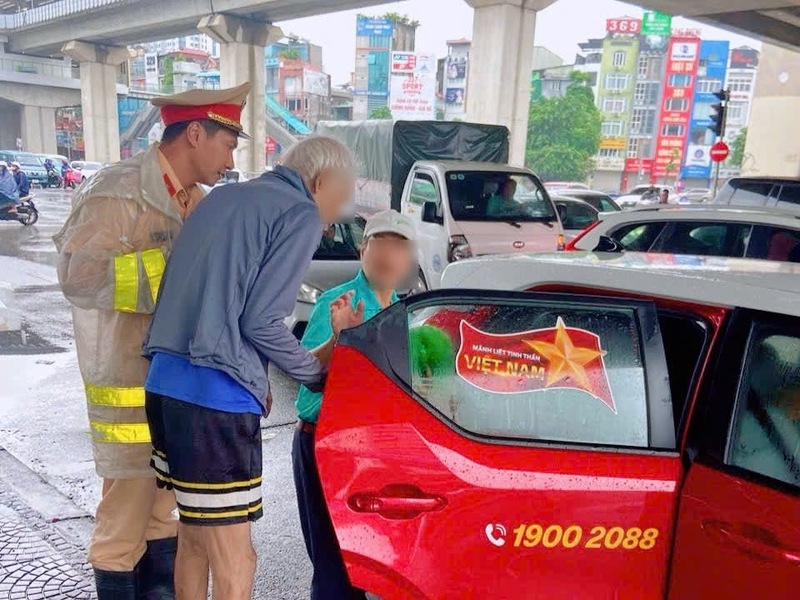 Cụ T. được gia đình đón về. Ảnh: CATP