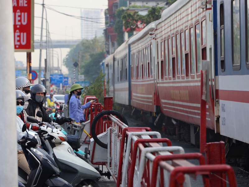 Đoàn tàu di chuyển qua trung tâm thành phố. Ảnh: CAHN