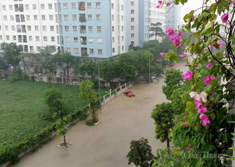 Khu vực chung cư Ecohome 1 và Ecohome 3 Thủ đô (phường Đông Ngạc, TP. Hà Nội) ngập sâu trong biển nước.