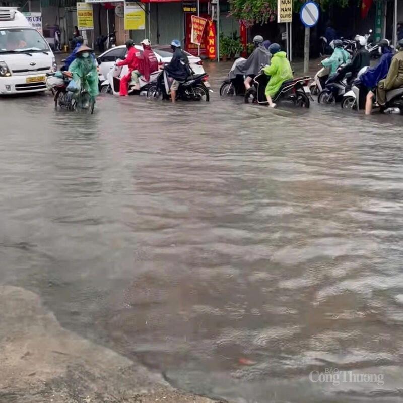 Xe máy di chuyển rất khó khăn.