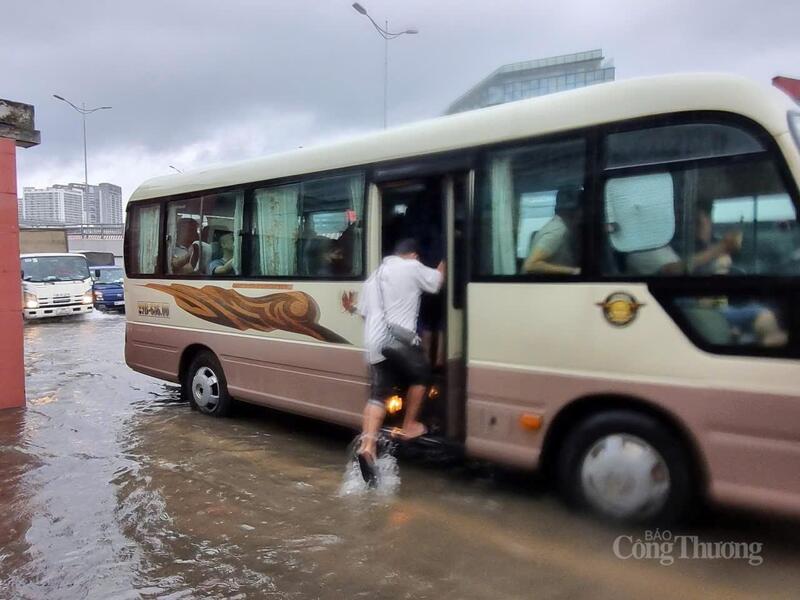 Xe khách dừng bắt khách dọc đường Phạm Hùng khiến giao thông càng trở nên khó khăn.
